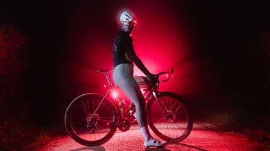 Quirk Cycles Mamtor,Rennrad,rotes Licht,Rennradfahrerin