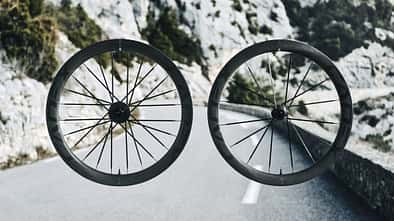 Cadex 50 MAX, Laufradsatz,Straße als Hintergrund Cadex 50 MAX, Laufradsatz,Straße als Hintergrund