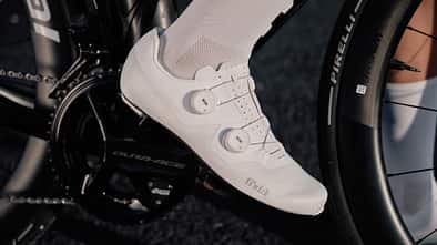 Fizik Lyra Rennradschuh,white modern,Action,eingeklickt in Pedal