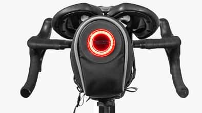 Die neue Satteltasche 098 von Scicon Sports kommt mit integriertem Rücklicht.