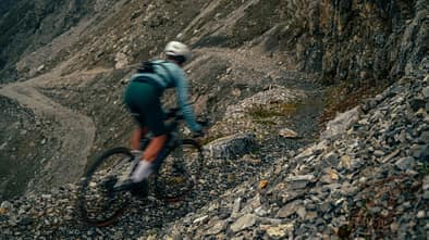 Löffler Gravel Kollektion 2026 SKYS,Actionfoto,schmaler Schotterweg