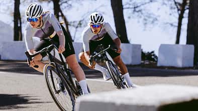 Santini,Polartec,Aero-Race-Trikot,zwei Fahrer,Actionfoto,Kurvenabfahrt