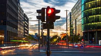 Rote Ampel in der Rush Hour am Potsdamer Platz in Berlin 