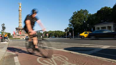 Fahrradfahrer vor der Siegessäule in Berlin 