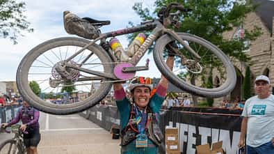 Unbound-XL-Siegerin Svenja Betz präsentiert ihr Gravelbike
