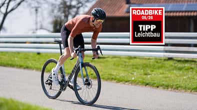 ROADBIKE Test,Ginat TCR Advanced Pro 1,Testsiegel auf Actionfoto
