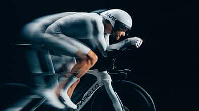 Gobik Supersonica Aero-Kollektion,Filippo Ganna,seitlich in Aeroposition