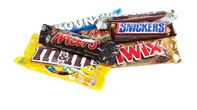 Mars Incorporated, Schokoriegel, Bounty, Mars, Snickers, Twix, m&m's, Süßwaren, Schokolade, Verpackung, Junkfood, Food, Studioaufnahme, weißer Hintergrund Verschiedene Mars Incorporated Schokoriegel (Bounty, Mars, Snickers, Twix, m&m's) auf weißem Hintergrund, Studioaufnahme.