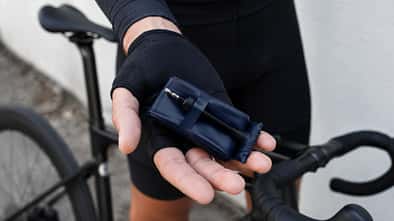 TPU Ultralight,TPU-Schlauch,in der Hand haltend