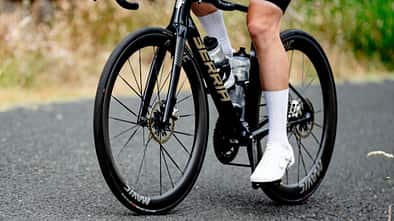 Rennradfahrer auf einem Berria-Rennrad mit den gestaffelten Mavic Comete Carbon-Laufrädern.