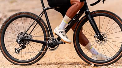 Radsportler im Gelände auf einem Gravelbike mit den neuen Sidi Ravix in "Ice White"