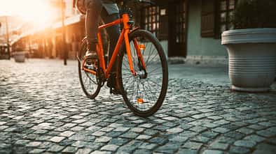 Radfahrer auf Kopfsteinpflaster 