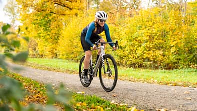Tavelo Arow,Rennrad,ROADBIKE Test,Actionfoto mit Fahrerin