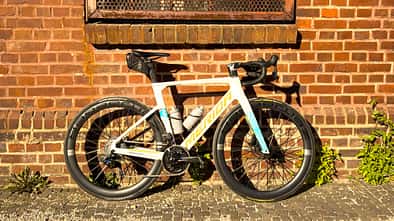 Storck Zeitjaeger 47 R Platinum,ROADBIKE Test,Seitenansicht vor Mauer im Sonnenschein