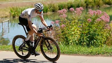Rennradfahrer auf einem Argon 18 Nitrogen Pro in einer Kurve.