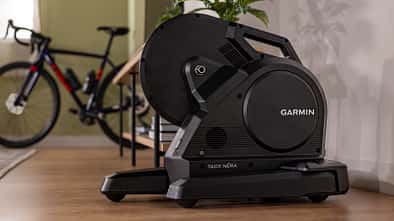 Der Garmin Tacx Nera Rollentrainer seitlich ohne Rad