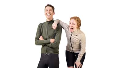 2 Models in beigefarbener Sportful Fiandre Shift Jacket und dem grünen Santini Trikot.