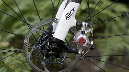 RB-2013-Specialized-Crux-Expert-Carbon-Disc-cyclocross-bike-bremse-vorne-draussen-nils (jpg) RB-2013-Specialized-Crux-Expert-Carbon-Disc-cyclocross-bike-bremse-vorne-draussen-nils (jpg)