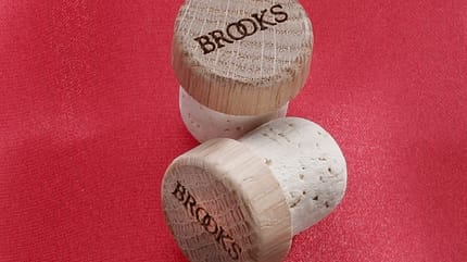 RB 0512 Equipment Doppelseiten Lenkerschmuck Brooks oldschool RB 0512 Equipment Doppelseiten Lenkerschmuck Brooks oldschool
