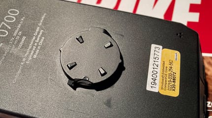 Rückseite des Radcomputers Ciclo Navic 400 mit abgebrochener Plastiknase zum Einrasten in der Lenkerhalterung. Rückseite des Radcomputers Ciclo Navic 400 mit abgebrochener Plastiknase zum Einrasten in der Lenkerhalterung.