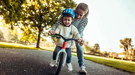 Mutter mit Kind und Woom Kinderlaufrad Mutter mit Kind und Woom Kinderlaufrad