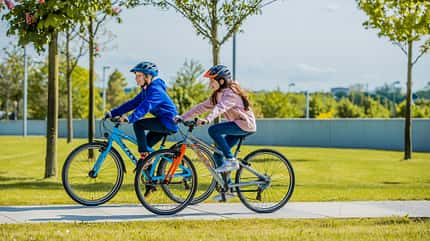 Zwei Jugendliche fahren mit dem Puky Fahrrad Zwei Jugendliche fahren mit dem Puky Fahrrad