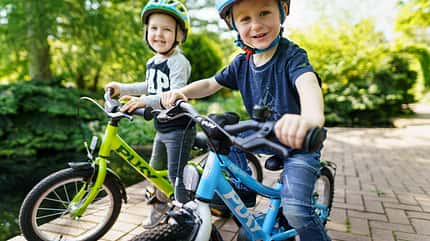Zwei Jungen auf Puky Fahrrad Zwei Jungen auf Puky Fahrrad