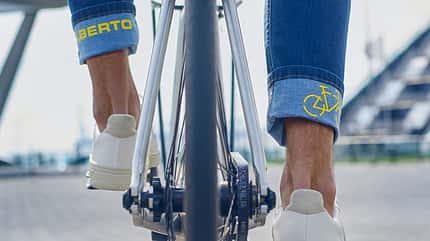 Alberto Bike Jeans: Leuchtreflektoren im Hosenbein beim Hochkrempeln Alberto Bike Jeans: Leuchtreflektoren im Hosenbein beim Hochkrempeln