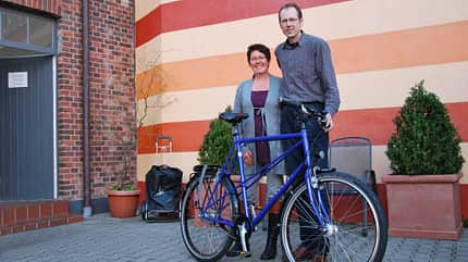 Frank Raußen mit Frau vor seinem Geschäft XXL Fahrräder Frank Raußen mit Frau vor seinem Geschäft XXL Fahrräder