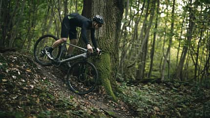 YT Szepter Gravel Bike mit Federgabel in Aktion auf dem Trail YT Szepter Gravel Bike mit Federgabel in Aktion auf dem Trail