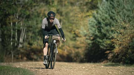 YT Szepter Gravel Bike mit Federgabel in Aktion auf dem Trail YT Szepter Gravel Bike mit Federgabel in Aktion auf dem Trail