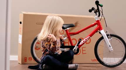 Kinderfahrrad Woom 3 Automagic mit Versandkarton und Kind Kinderfahrrad Woom 3 Automagic mit Versandkarton und Kind