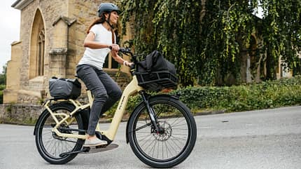 Frau auf Flyer E-Lastenrad Frau auf Flyer E-Lastenrad