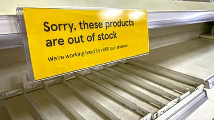 Empty Supermarket Shelves Apology Sign. Covid19 Coronavirus Pandemic affecting supply lines and deliveries due to lockdowns and closed borders. UK Pingdemic causes many essential food and retail staff to self isolate. Empty Supermarket Shelves Apology Sign. Covid19 Coronavirus Pandemic affecting supply lines and deliveries due to lockdowns and closed borders. UK Pingdemic causes many essential food and retail staff to self isolate.