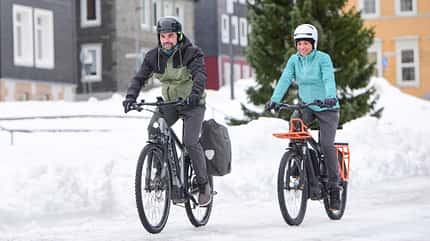 winter,schnee,urban,paar,kleidung,kalt Mit der richtigen Kleidung und geeigneten Reifen ist der Winter kein Grund, das Fahrrad stehen zu lassen. Im Gegenteil.