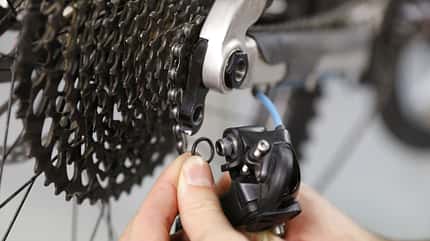 Bike, Hack, Werkstatt, Ein Trick mit einer Unterlegscheibe oder einem O-Ring um Spiel im Schaltwerk zu beseitigen.