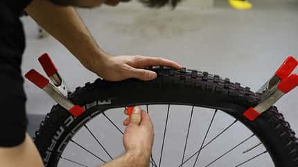 Bike, Hack, Werkstatt, Ein Trick mit zwei Klemmzwingen um einen Fahrrad-Mountainbike-Reifen einfacher auf die Felge zu bekommen.