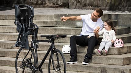 Kindertransport Fahrrad I Image Mann mit Kind vor Fahrrad mit Kindersitz Kindertransport Fahrrad I Image Mann mit Kind vor Fahrrad mit Kindersitz