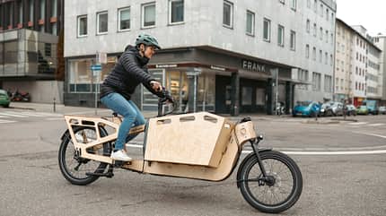 Frau in Stuttgart mit nachhaltigem RETHINK E-Lastenrad aus Holz Frau in Stuttgart mit nachhaltigem RETHINK E-Lastenrad aus Holz