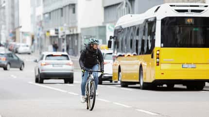 Frau fähr im Stadtverkehr, Sportliches Stadtrad, Randonneur von Breezer Bike Doppler Pro Frau fähr im Stadtverkehr, Sportliches Stadtrad, Randonneur von Breezer Bike Doppler Pro