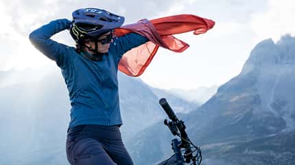 Women's Cinder Phantom QWH-68-RGP, Women's Cindercrino Tee QBL-50-ORB, Women's Crank Shorts QFV-46-ANT, Adult, Bicycle, Cycling, E-scooter, Female, Helmet, Person, Transportation, Vehicle, Woman