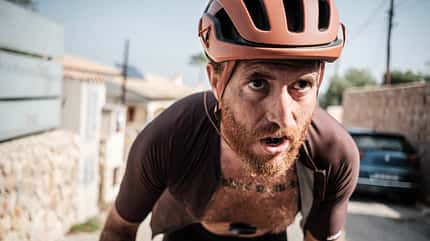 Fahrbild Mann auf Gravelbike mit POC Omne Air Fahrradhelm