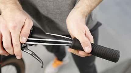 Ein Trick mit dem man mit Hilfe von Kabelbindern einfacher Fahrrad-Griffe montieren kann. Ein Trick mit dem man mit Hilfe von Kabelbindern einfacher Fahrrad-Griffe montieren kann.
