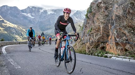 Rennradfahrer mit Leidensmiene am Berg. Rennradfahrer mit Leidensmiene am Berg.