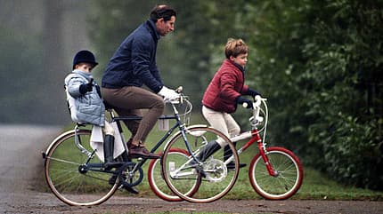 König CHarles III fährt Fahrrad mit seinen Söhnen Harry und William in Sandringham Estate, Norfolk. König CHarles III fährt Fahrrad mit seinen Söhnen Harry und William in Sandringham Estate, Norfolk.