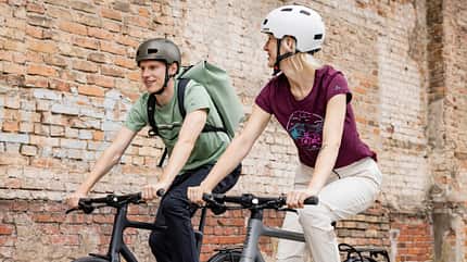 Berlin,Martin Erd Photographer,VAUDE,urban mobility Nachhaltiger City- und E-Bike Helm Uvex Urban Planet I Fahrbild Mann und Frau