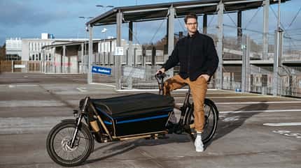 Eurobike 2023 I E-Lastenrad MyBoo I Ansicht Mann mit Cargobike aus Bambus Eurobike 2023 I E-Lastenrad MyBoo I Ansicht Mann mit Cargobike aus Bambus