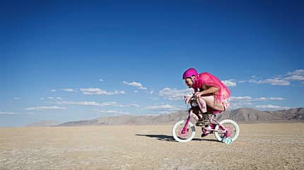 Radfahrer auf Kinderfahrrad in großer Hitze Radfahrer auf Kinderfahrrad in großer Hitze