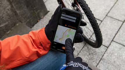 alltag,handschuhe,handy,herbst,navigation Die Bildunterschrift wird in Bälde eingefügt. Sie können uns aber gern auch per E-Mail oder Telefon kontaktieren, wir helfen gerne weiter.