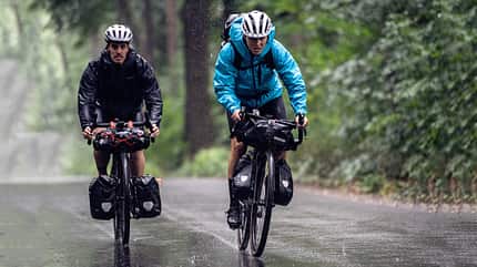 Radfahren bei Regen I Bikepacking-Tour I Wasserdichte Packtaschen